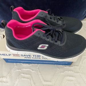 Women’s Skechers tennis shoe in great condition